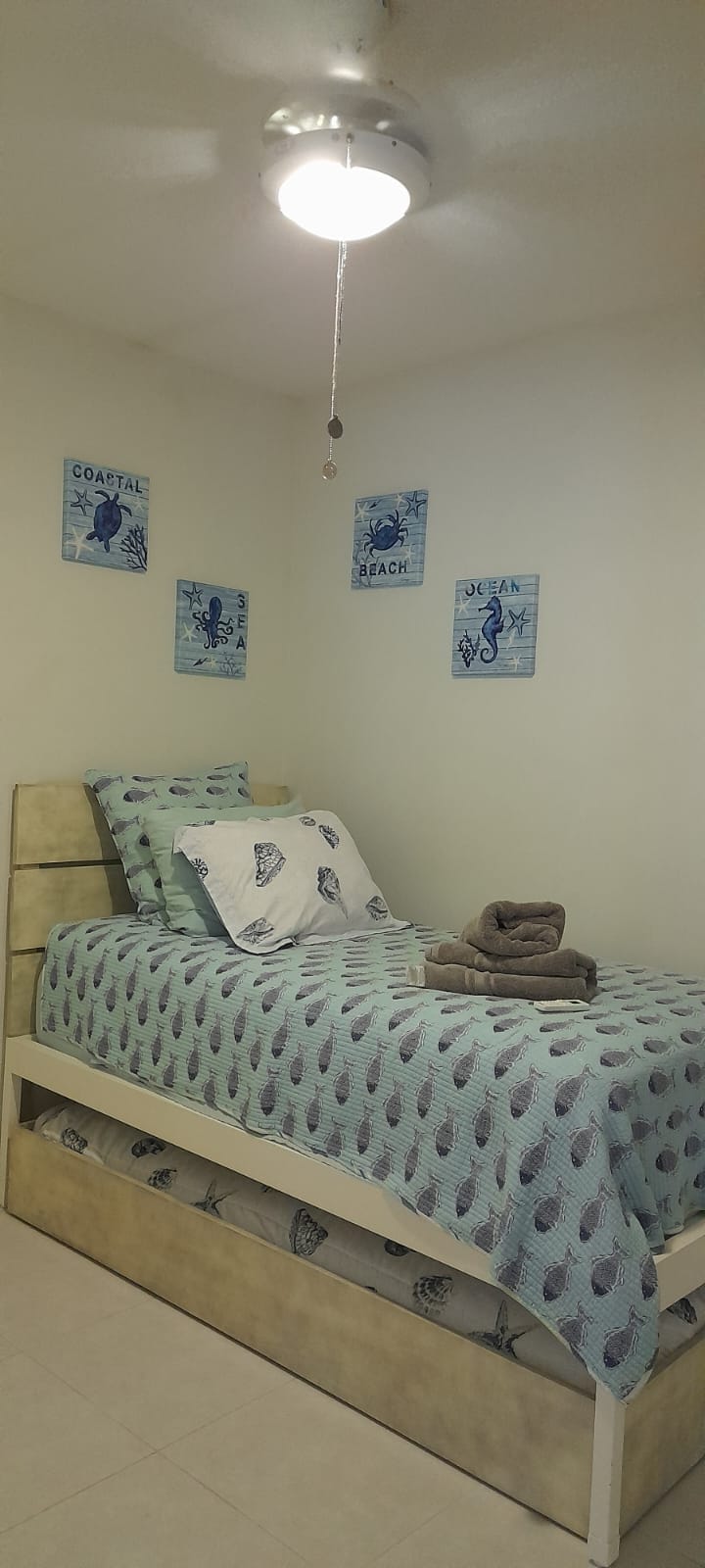 Chumba cha kulala #3 chenye vitanda viwili vya mtu mmoja kwenye komeo.
Nne #3 na vitanda viwili pacha vilivyo na kitanda kidogo.
