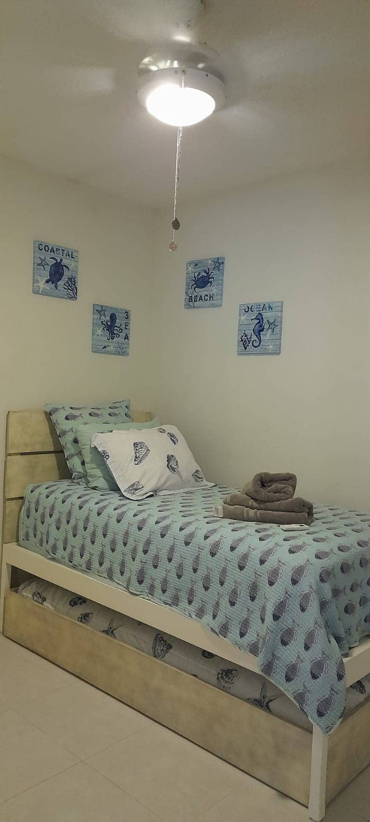 غرفة النوم رقم3 بسريرين مفردين في سرير متحرك.
الرابع #3 بسريرين متماثلين بسرير متحرك.
