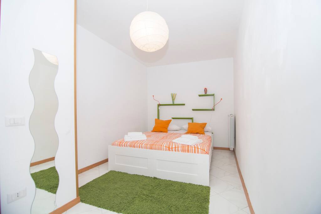 Completamente arredata con mobilio Ikea, dispone di letto matrimoniale, mensole con faretti, tappeto ai piedi del letto...