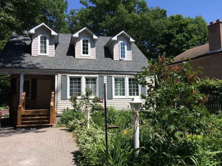 Cozy Little Room in Beautifully Renovated Cottage!