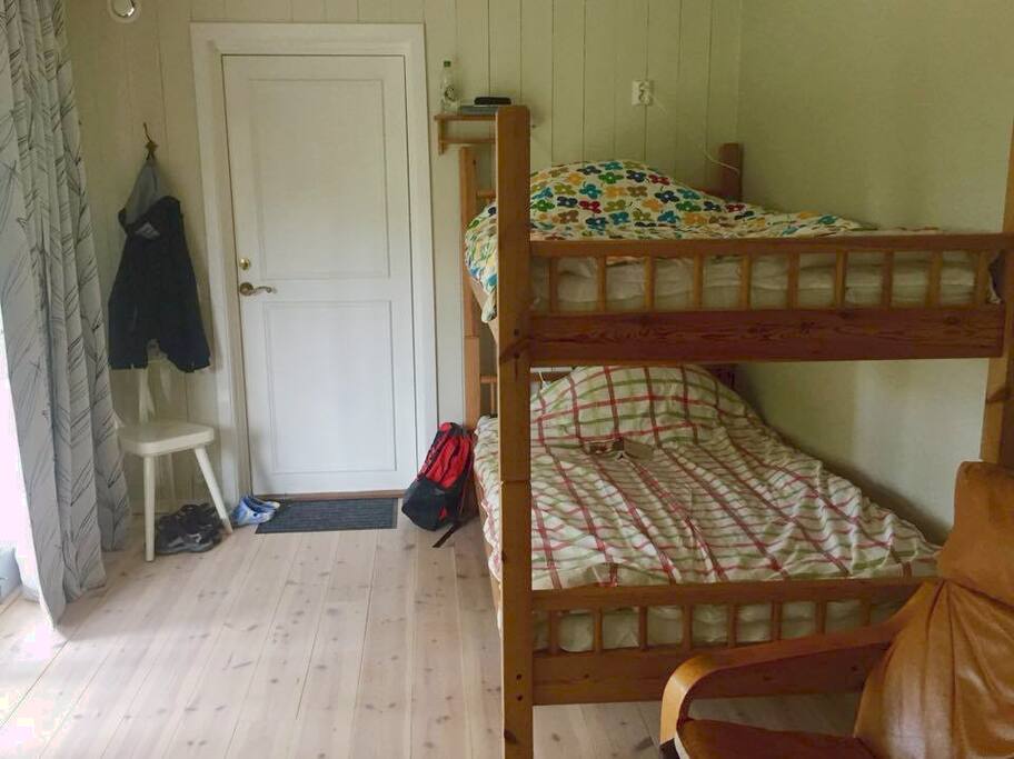 Breda sängar i två plan