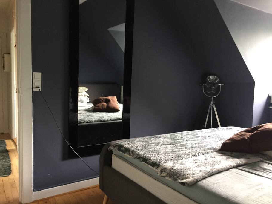 This is the bedroom im renting out. There's a small coffeetable with an extra chair and a smaller drawer to put your clothes if needed.