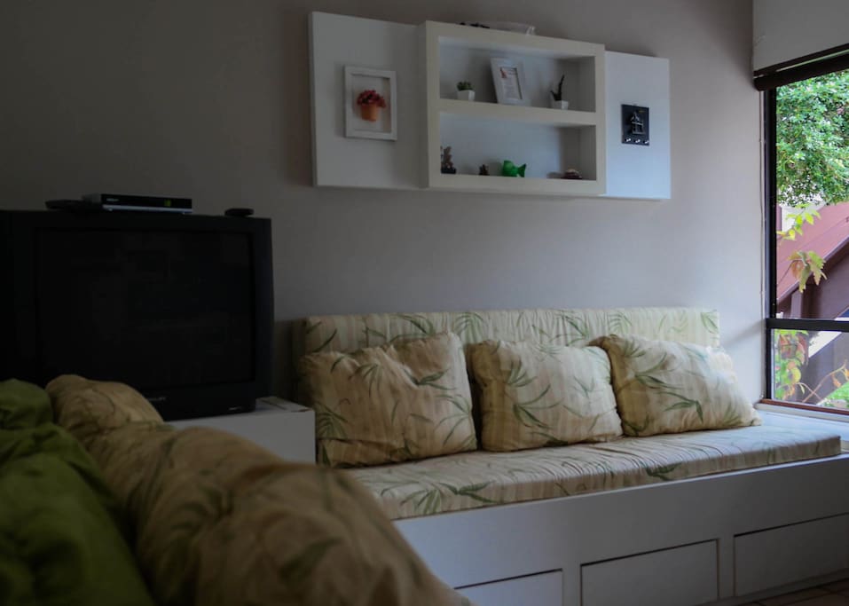 Sala do apartamento, com dois sofás-cama.