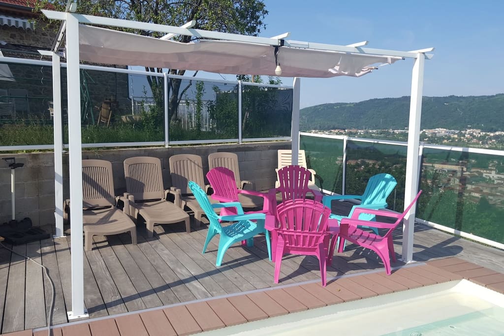 Salon et détente au bord le la piscine