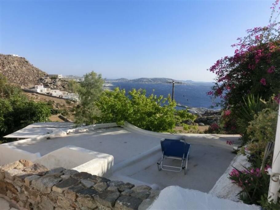Blick auf die heilige Insel Delos von der Abendsonnen Terrasse