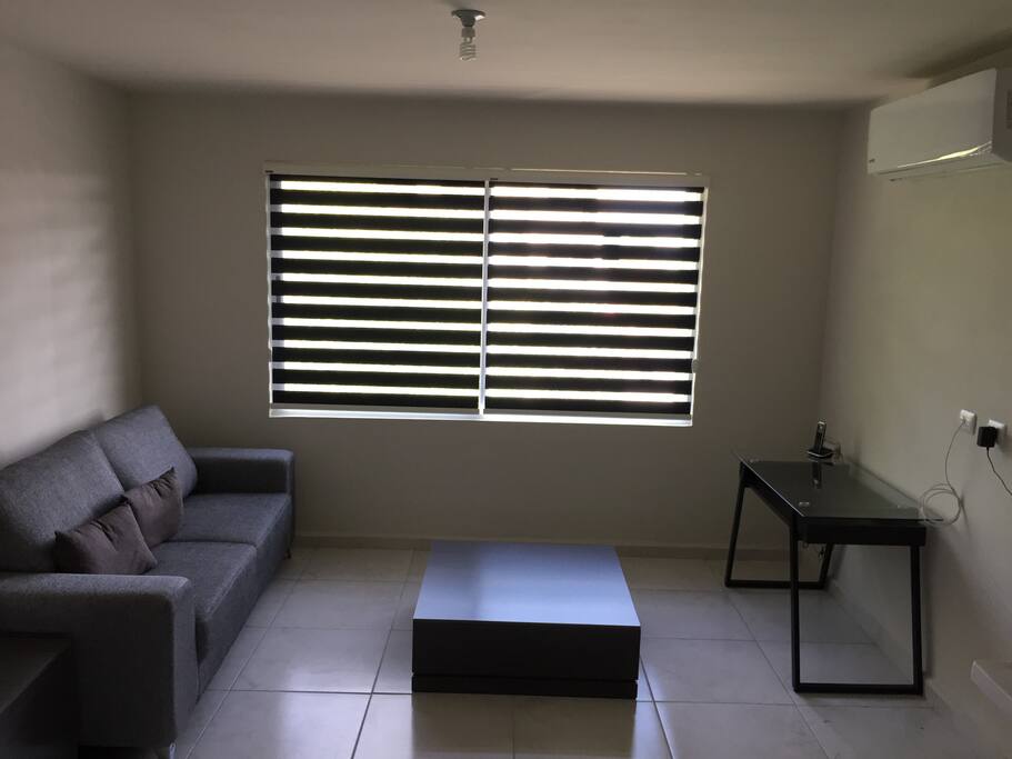 Area común climatizada con escritorio disponible para trabajar. Internet y Llamadas locales gratis