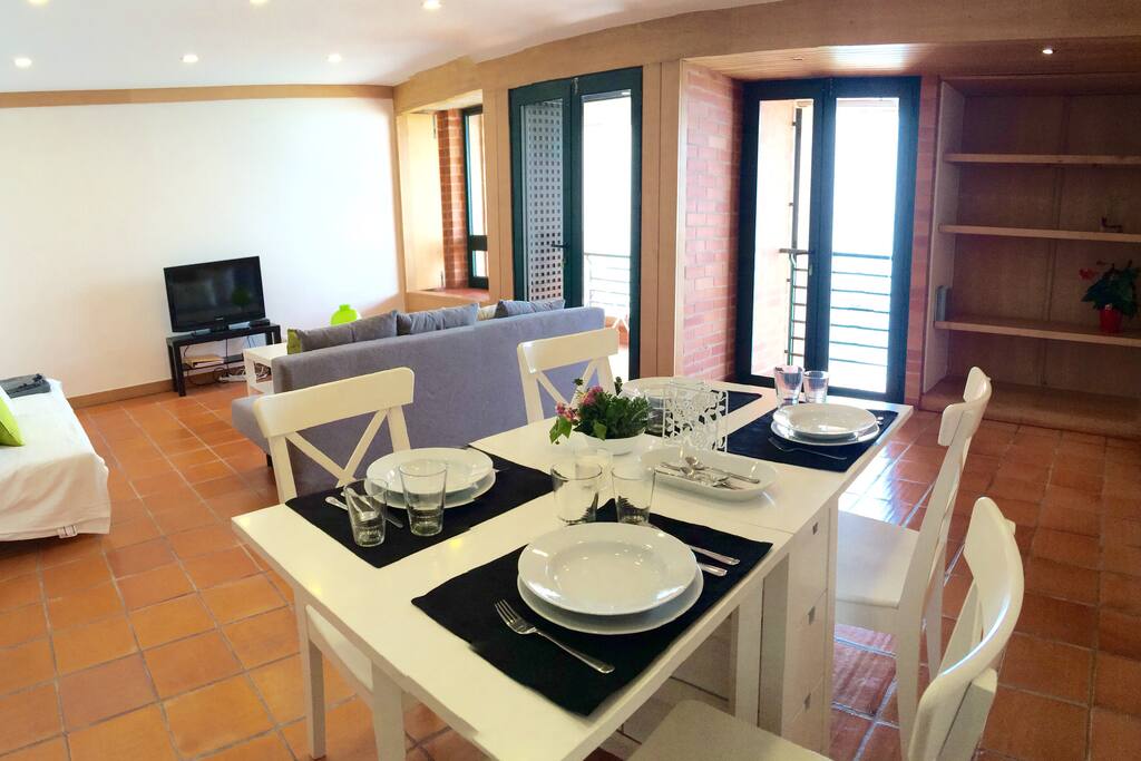 Sala espaçosa com varandim e varanda com vista para a baía de Sesimbra