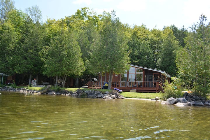 3 Bedroom Cedar Cottage on Beautiful Farren Lake