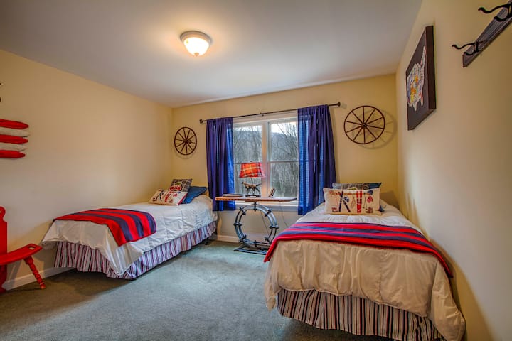 Спалня 3, горно ниво, 2) две единични легла. Голям гардероб, страхотни гледки.