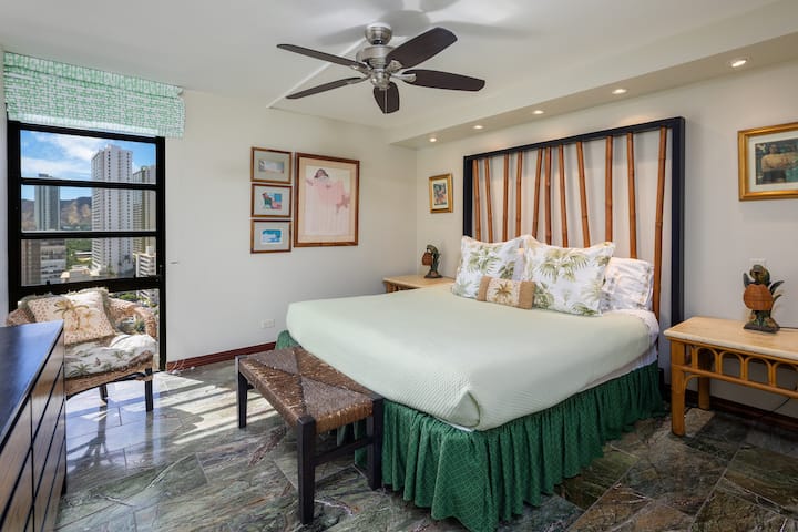 Spálňa s pohodlnou manželskou posteľou a klimatizáciou