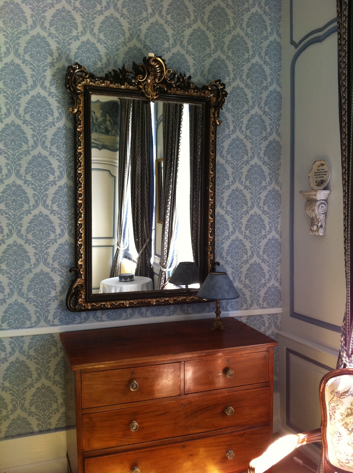 غرفة النوم الزرقاء في الطابق الأول ، مع  إمكانية الوصول إلى حمام/مرحاض مشترك (مشترك مع غرفة وردية).