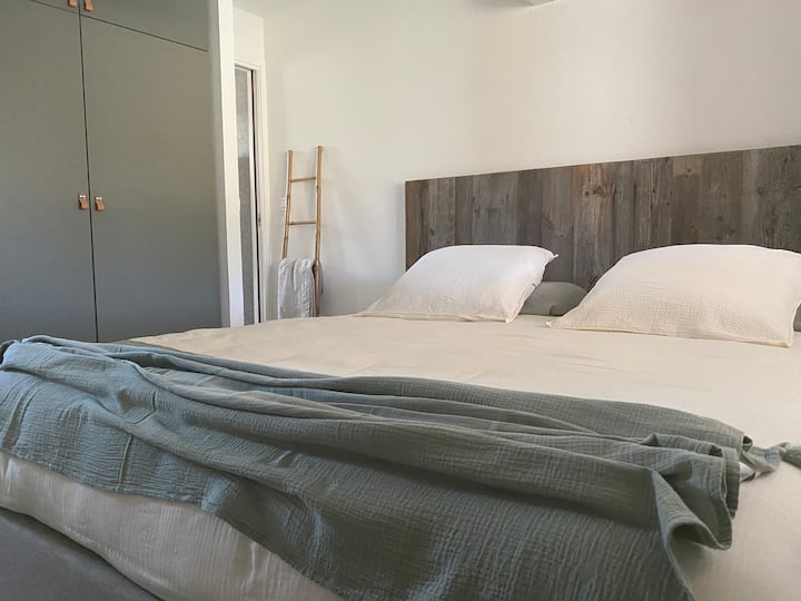 Veľká manželská posteľ King (160) vybavená novým veľmi pohodlným matracom, paplónom a dvoma novými vankúšmi.