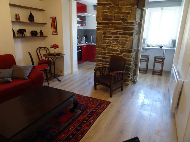 Two rooms in hyper-center near the port (wifi)