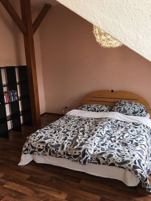 Schlafzimmer mit Doppelbett