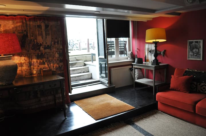 楼下入口和额外的第二间卧室。