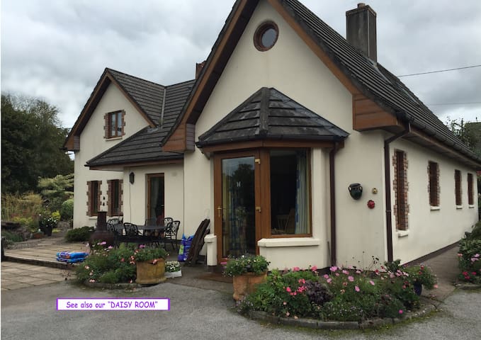 Beautifully designed modern home on landscaped grounds in a serene country setting just utes off the main Cork - Dublin Road (Cork City s.). Airbnb | Carrignavar - County Cork, Ireland - Airbnb
