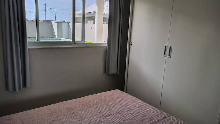 Dhomë gjumi në katin përdhes. Ideale për të moshuarit ose ata me vështirësi lëvizshmërie. Krevat dopio + ventilator tavani + ventilator dhe dollap me ajër të kondicionuar.