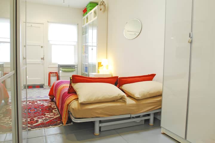 Private Studio, 6 Doors To Beach