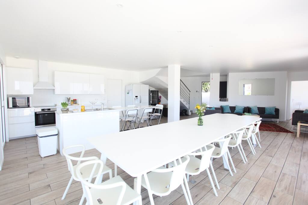 Le Living et sa table pour 16 personnes...