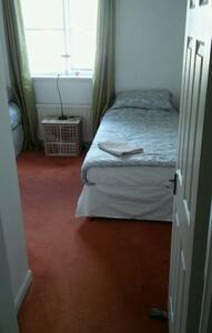Room with 2 single beds in Haymarket/Roseburn