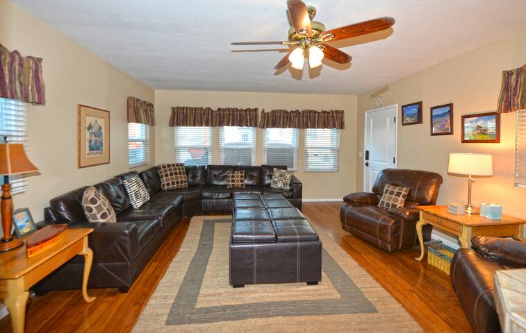 315CE: Family-Friendly Avalon home + Walk to Beach gallery image 2