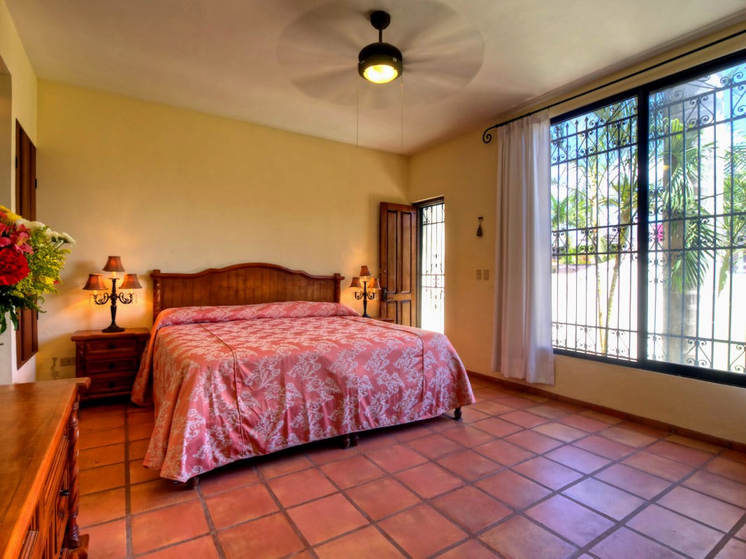 Soba br. 3 - Soba s pogledom na bazen s bračnim krevetom.