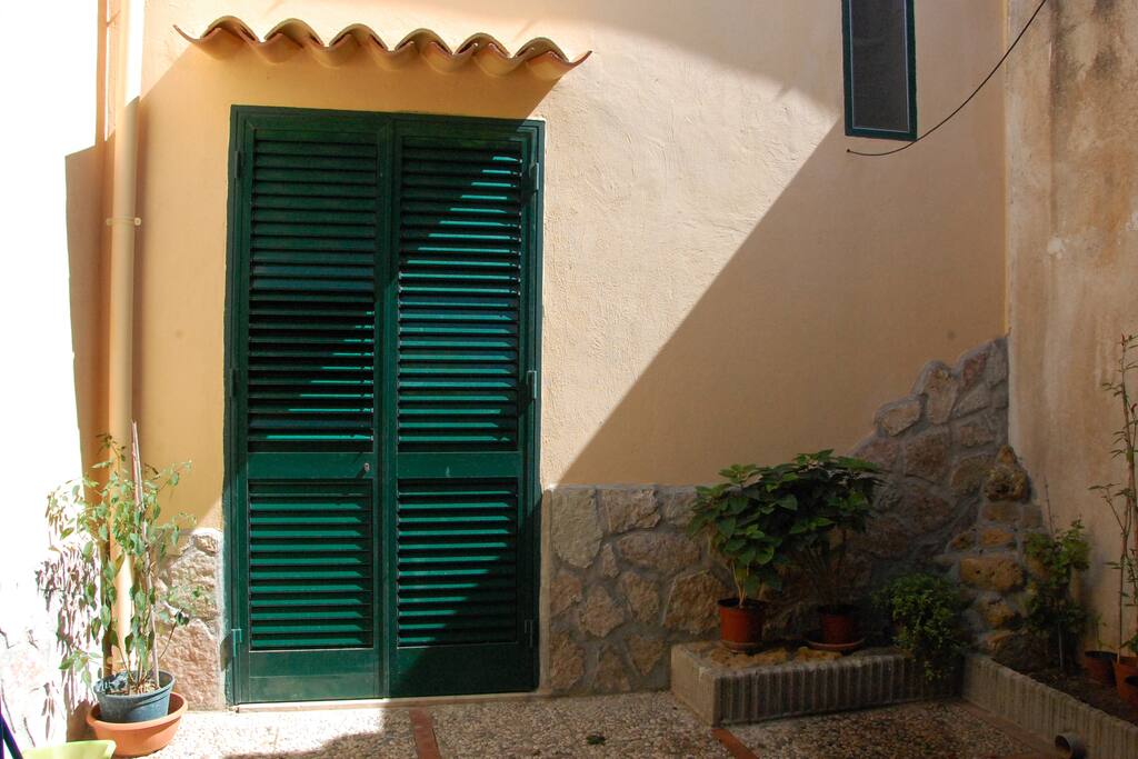 il secondo ingresso sulla stanza matrimoniale al piano terra