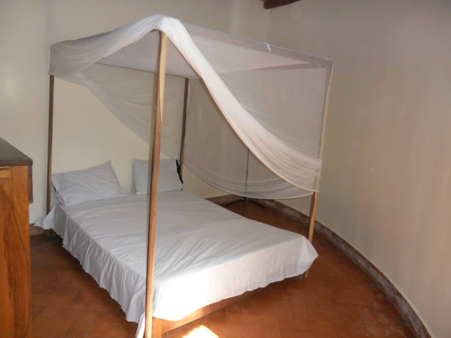Chambre avec grand lit 2 places