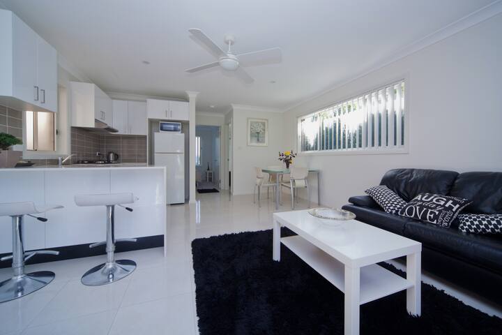 "Lakeview" Stylish Guesthouse near Beach & Lake
