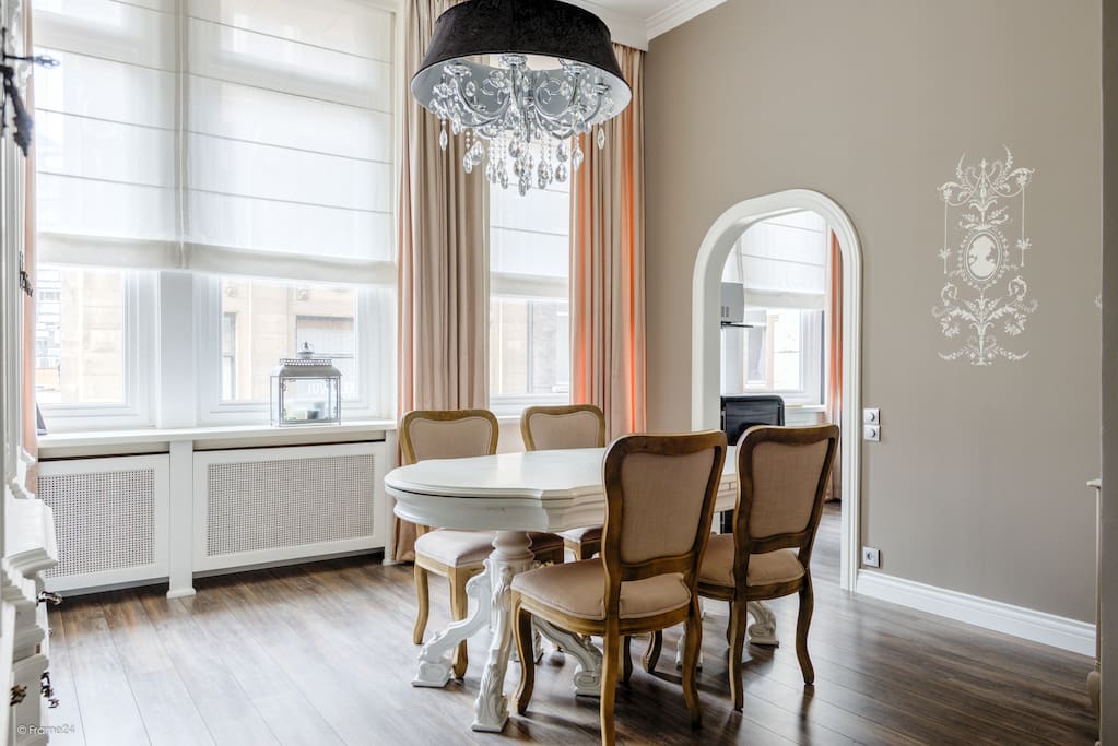 Eetkamer met veel lichtinval.