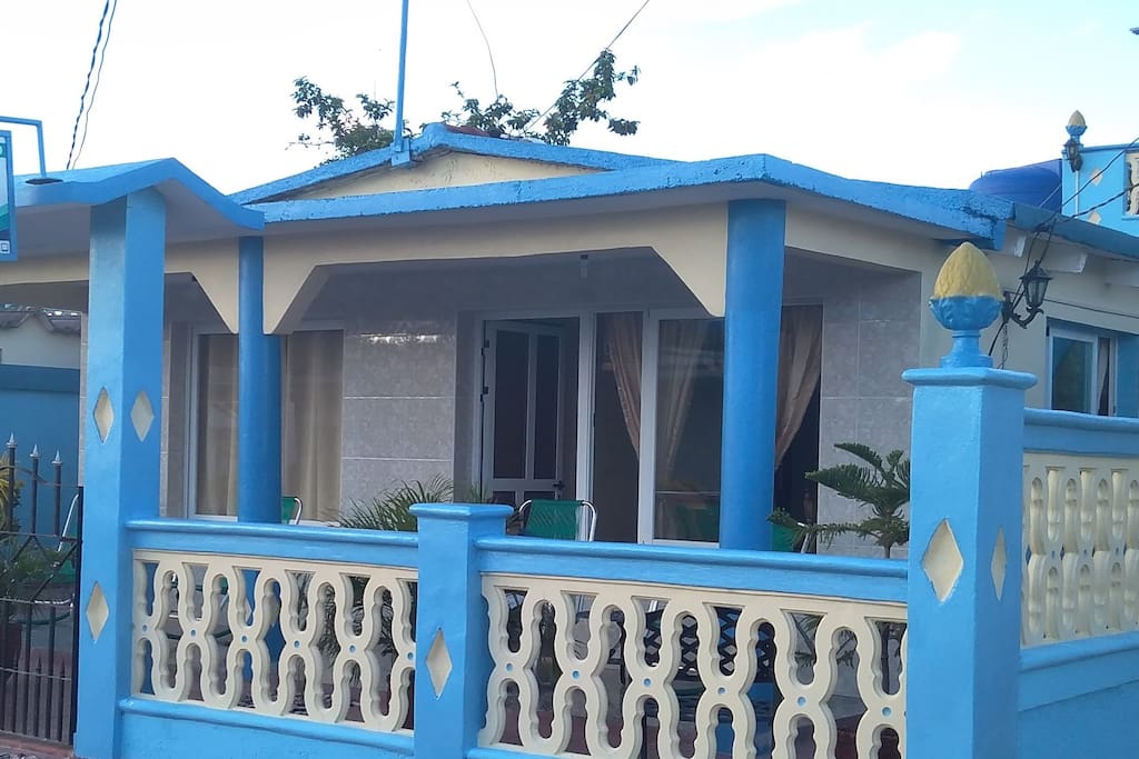 Vista frontal de la casa
