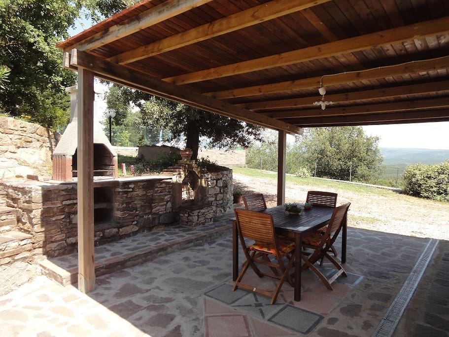 Überdachte Terrasse mit Grill
