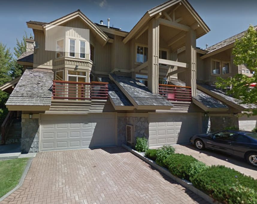 Quiet Neighbourhood, Walk to Nicklaus North Golf Course, Hiking/Biking trails and more! "it is truly the perfect place for a family to stay in Whistler"-Katie, North Vancouver, Canada