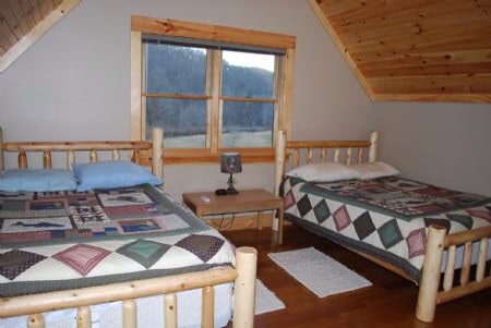 ชั้นบน 2 เตียงขนาดใหญ่ที่มองเห็นแม่น้ำ