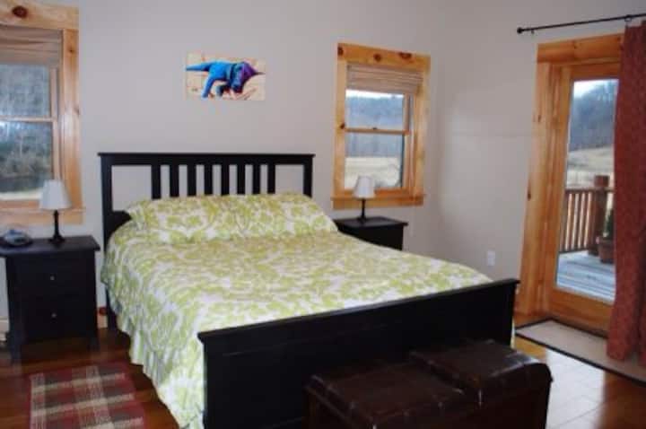 Mstr ha un letto matrimoniale e un balcone privato.