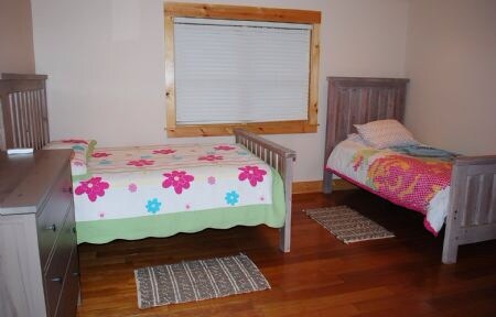 ห้องชั้นบนมีเตียงเต็มรูปแบบและเตียงแฝด 