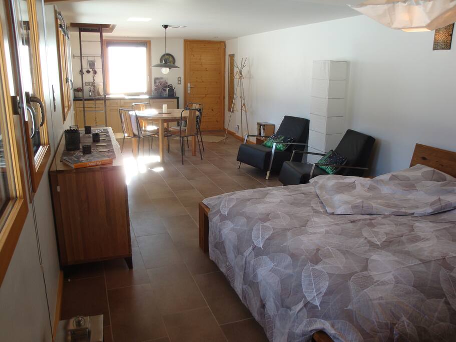 Vue depuis la salle de bain en direction de la porte d'entrée