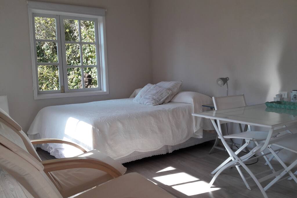 Cama dos plazas y mesa