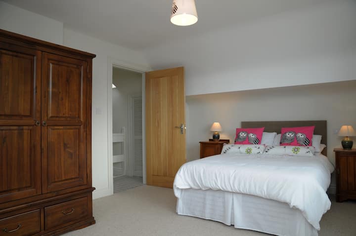Large double bedroom upstairs No. 2