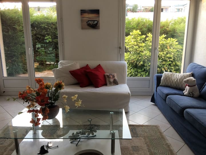 Beautiful 1 bed flat with garden Condominiums for Rent in Planles