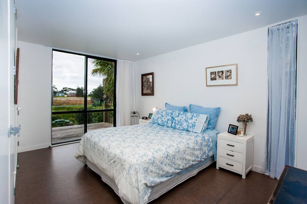 Queen Room inside main home - Matapouri Holiday Home