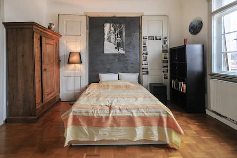 Großes sonniges Zimmer in Stadtvilla