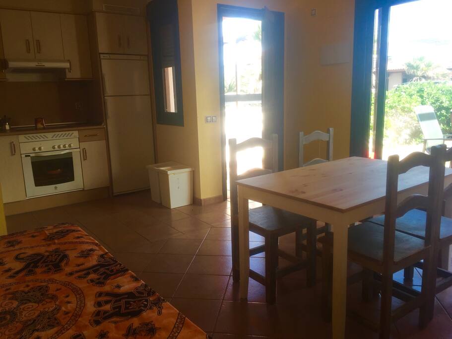 Soggiorno con cucina completa