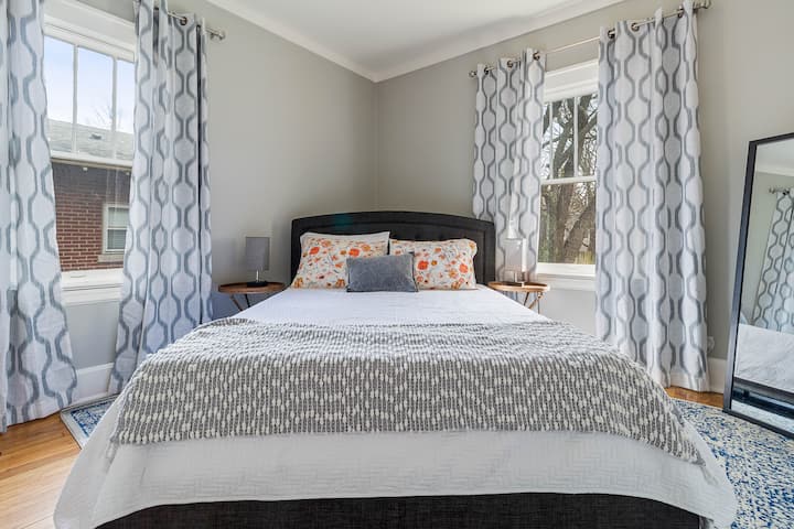 ห้องนอนนี้ประกอบด้วยที่นอนและผ้าปูที่นอน Tempur-Pedic เพื่อให้นอนหลับสบาย  มีโคมไฟอเนกประสงค์บนโต๊ะข้างเตียงแต่ละตัวที่มีพอร์ต USB สำหรับชาร์จอุปกรณ์อิเล็กทรอนิกส์