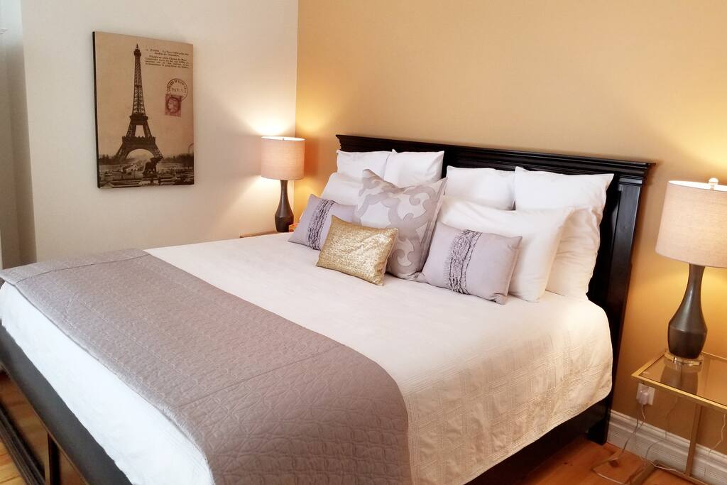 King sized bed in bedroom 1