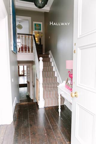 Cosy Home-Sleeps 10 -City 15 mins walk/Tram 2 Mins gallery image 4