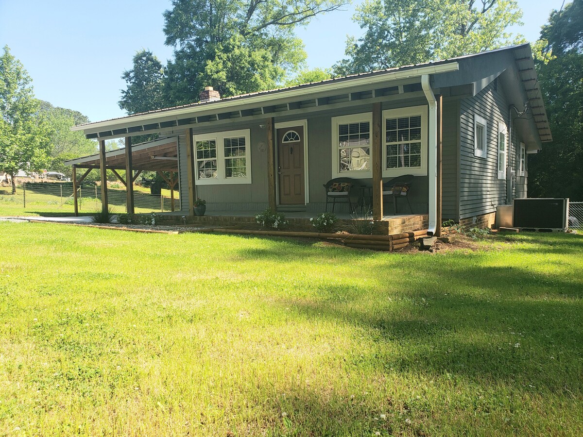 Brown's Creek Cabin Houses for Rent in Guntersville, Alabama, United