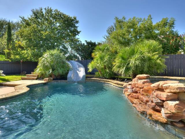 House w/4 beds, Pool/Spa & Grill in Austin! gallery image 2