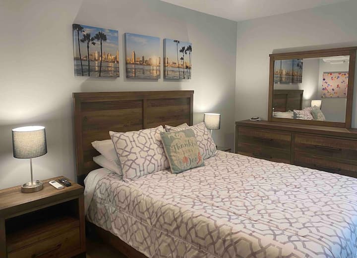 Špičkový matrac Tempurpedic na manželskej posteli v spálni. 