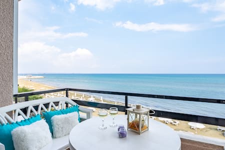 Cozy Studio with front Sea view, on the beachfront